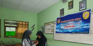 Prosesi pemasangan Pin calon anggota PMR Wira angkatan XXVI SMAN 1 Dolopo