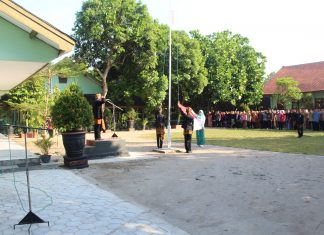 Upacara Dalam Rangka Memperingati Hari Pendidikan Nasional