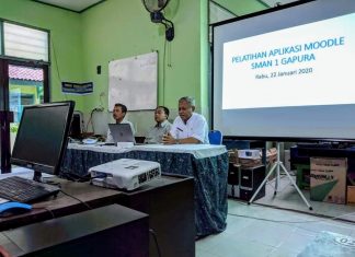PENGIMBASAN APLIKASI MOODLE UNTUK PENILAIAN BERBASIS KOMPUTER DAN SMARTPHONE KE SMA NEGERI 1 GAPURA, SUMENEP