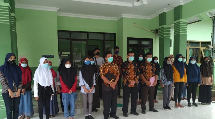 PENYERAHAN SERTIFIKAT HASIL TES UJI COBA UJIAN SEKOLAH TINGKAT SMP DAN MTs DI SMA NEGERI 1 DOLOPO