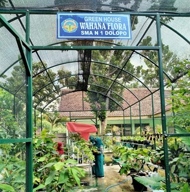 GREEN HOUSE “WAHANA FLORA” SMAN 1 DOLOPO SEBAGAI MEDIA PENDIDIKAN LINGKUNGAN HIDUP DAN KEWIRAUSAHAAN