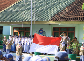 Upacara Bendera SMA Negeri 1 Dolopo Bersama Kapolres Madiun